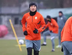 九游体育-李霄鹏执教山东泰山那年