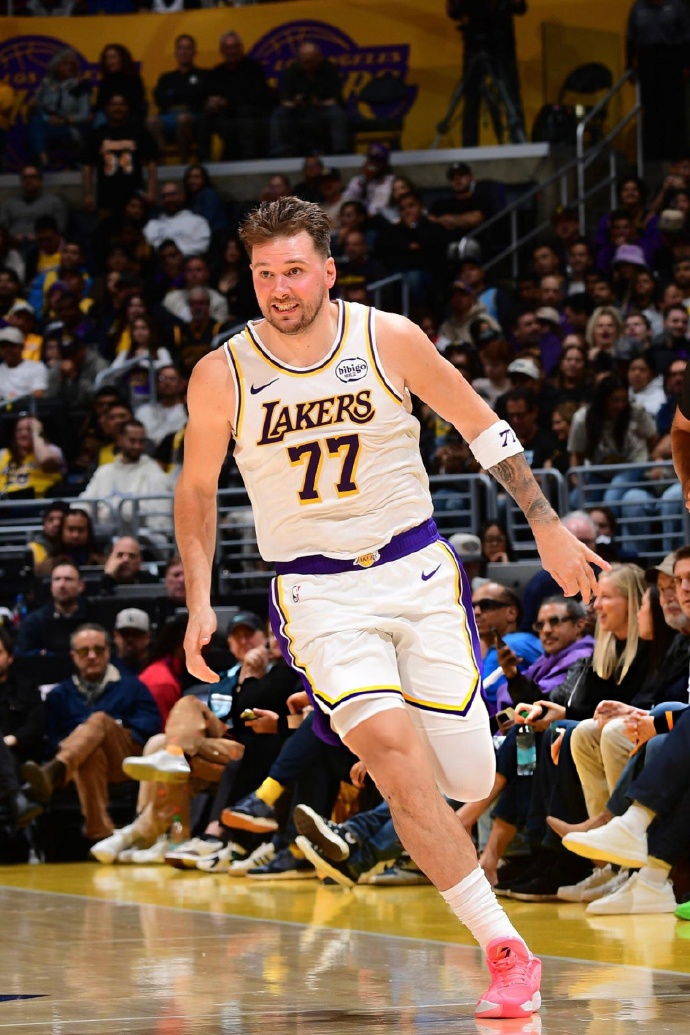 九游体育-东契奇七十三分视频回放