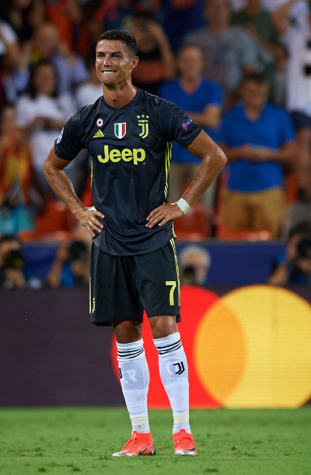 吉达国民有意米兰中场福法纳