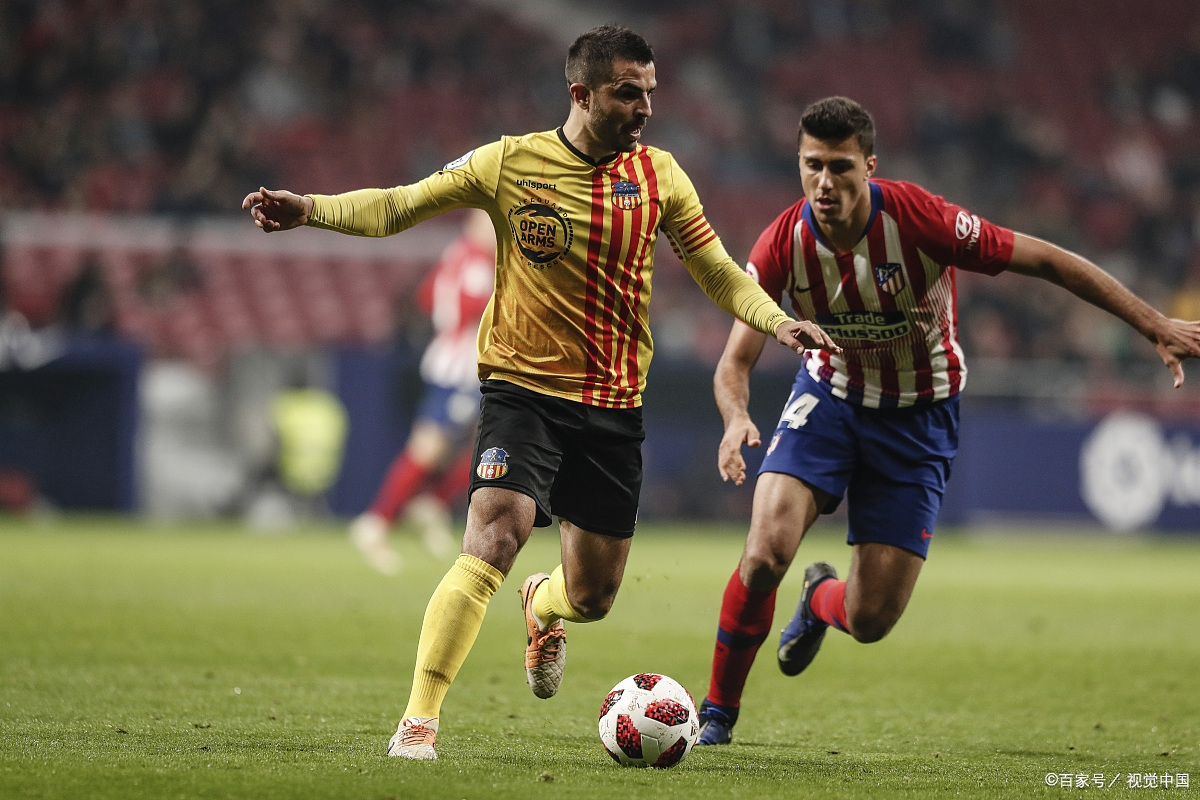 意甲球员裁判脸上抹的红色