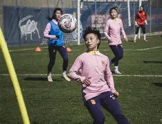 张某在女足比赛中表现出色,成为焦点球员