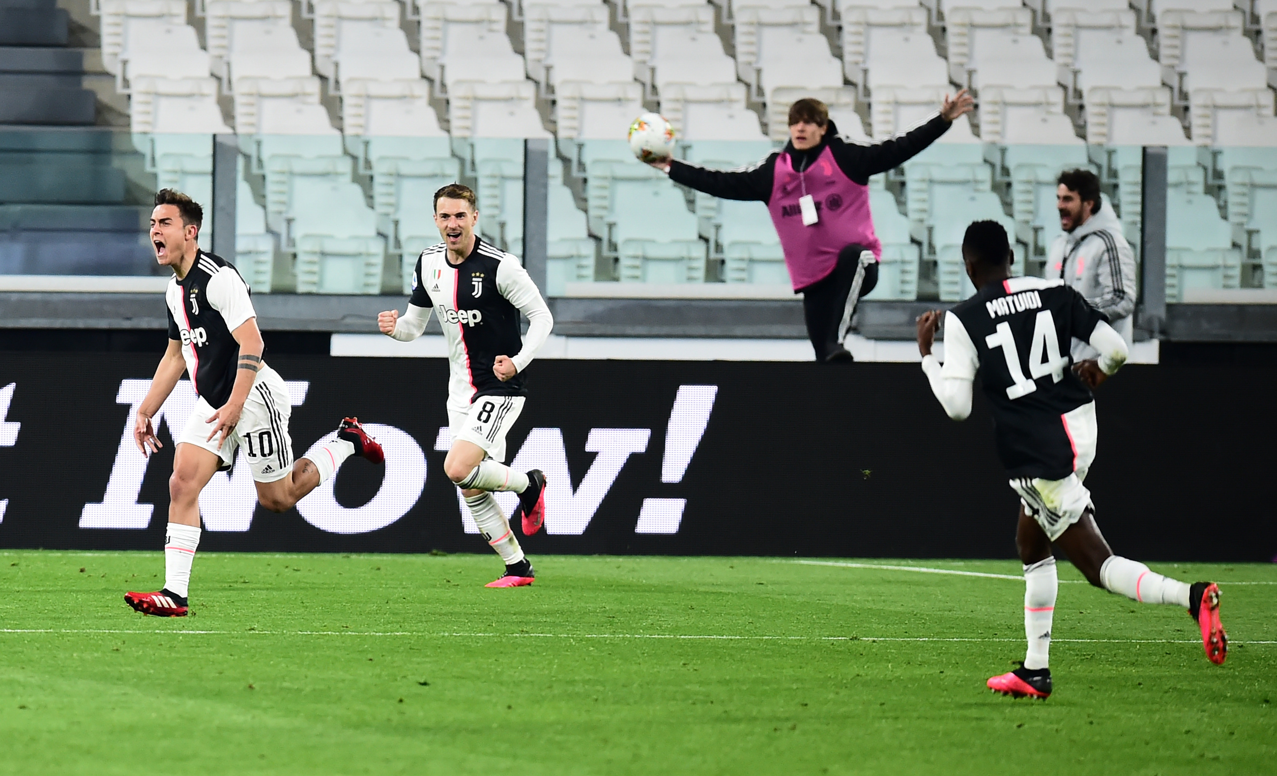 迪巴拉尤文100球